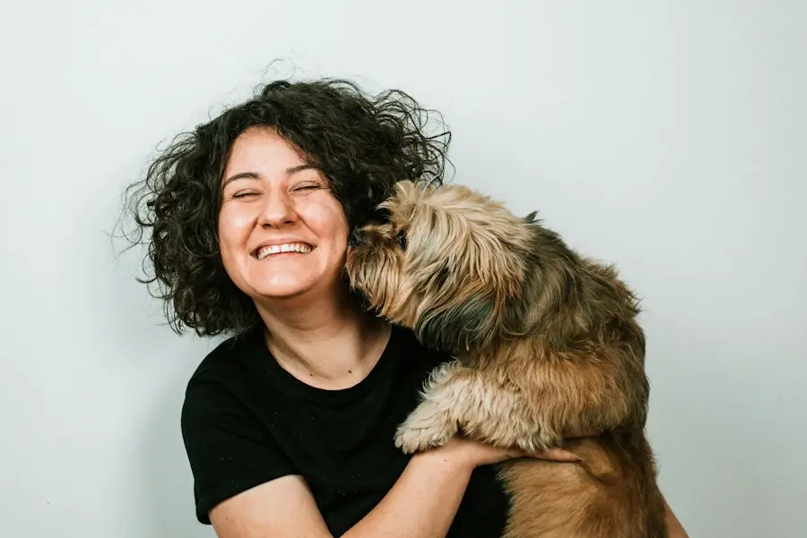 笑顔の女性に顔を寄せる犬
